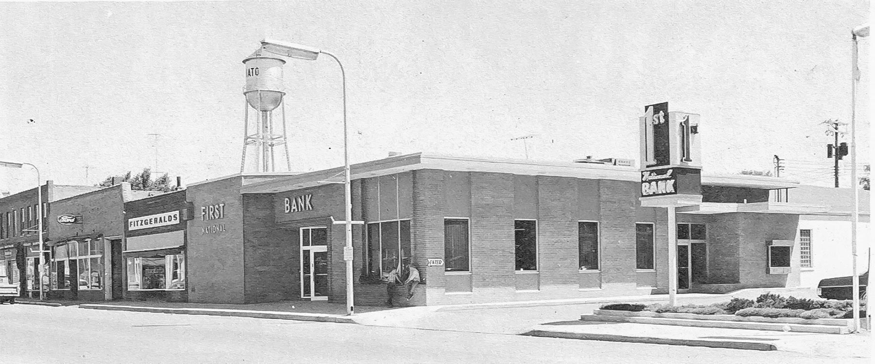 Picture of First National Bank on Broadway Avenue, 1970.